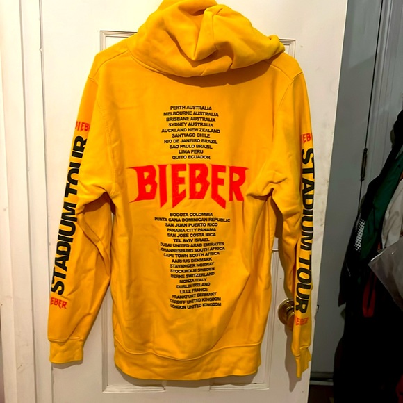 Justin Bieber Stadium Tour Yellow hooded sweatshirt - Picture 2 of 3